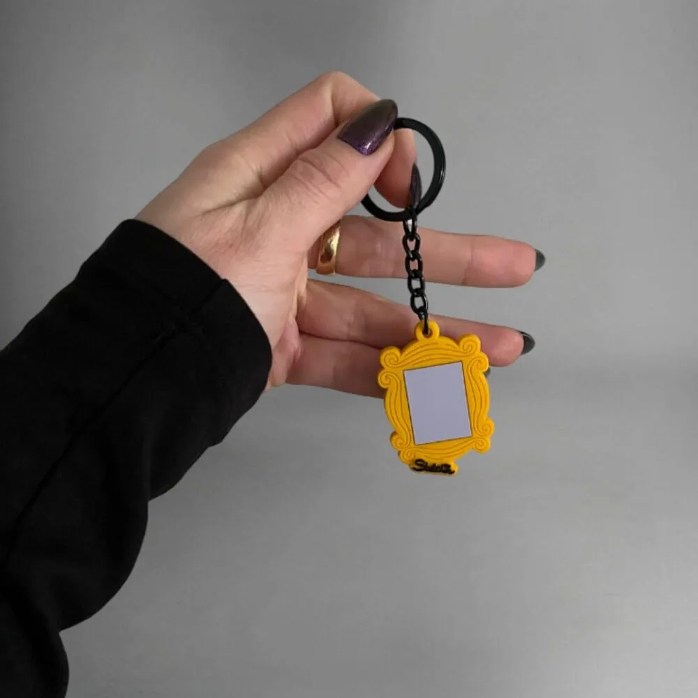 מחזיק מפתחות עם גלויה לחברת אמת