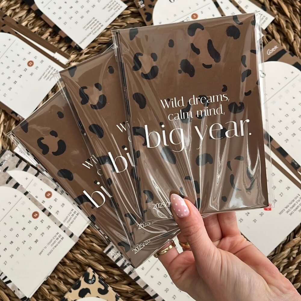 לוח שנה 2025/26 שולחני מנומר | 12 גלויות