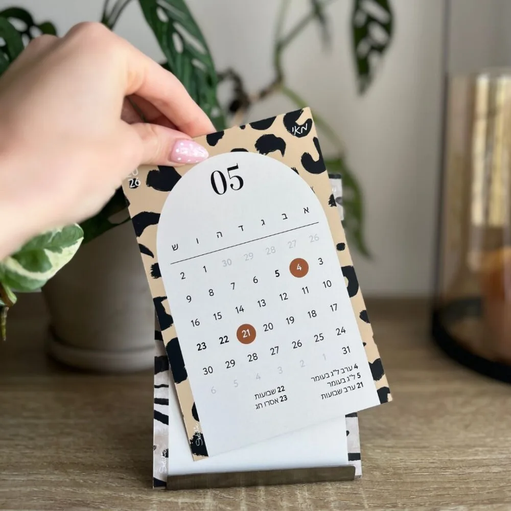 לוח שנה שולחני מנומר | יד מחזיקה